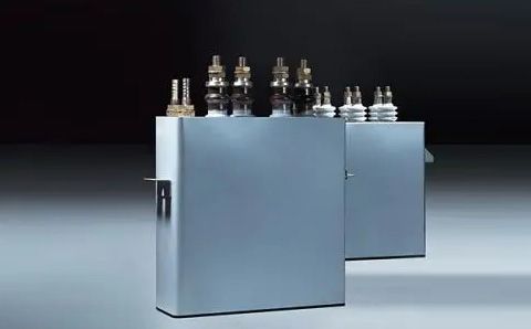 電容器在直流電路中起什么作用？