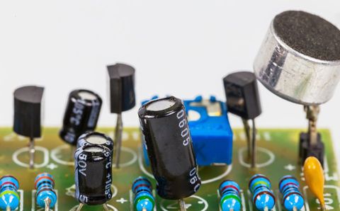 無功補(bǔ)償電容器漏油，可以繼續(xù)使用嗎？